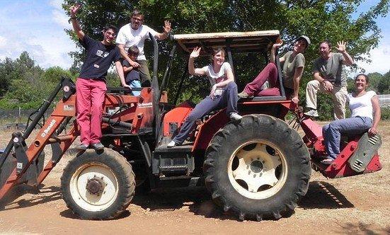 team che si occupa della raccolta e della lavorazione della fava